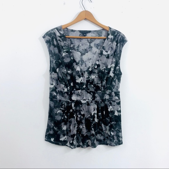 Banana Republic black floral sleeveless blouse - Picture 2 of 5